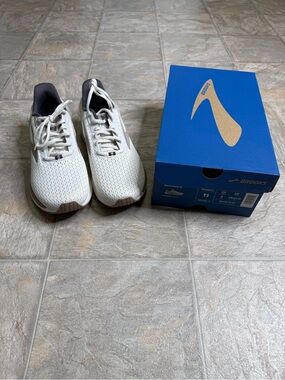 Brooks Anthem 6 Women’s Shoe Size 11 Biege 1204031B131 Running Sneaker NWT
